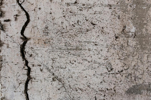 陈旧的红白灰砖墙结构破坏了混凝土的水平背景。破旧的城市<strong>脏乱</strong>砖墙