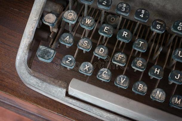古董打字机，老式打字机，复古风格的桌子上。