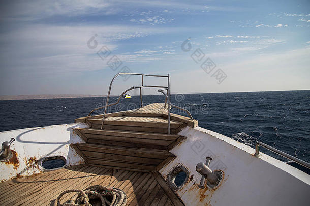 在红海的摩托艇上甲板