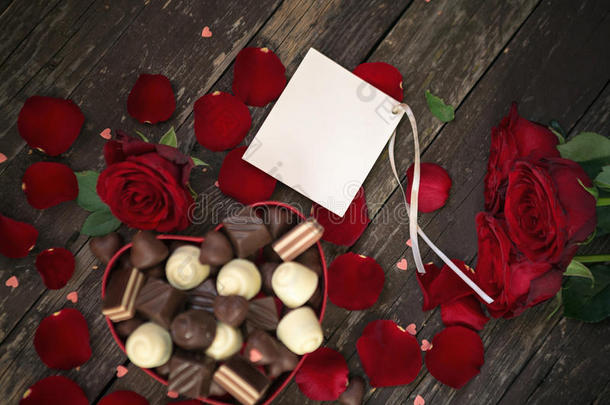 木背上有红色玫瑰和巧克力果脯的空白卡