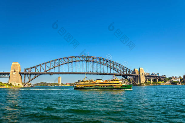 悉尼<strong>海港大桥</strong>下的城市渡轮-澳大利亚
