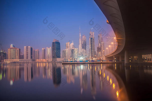 迪拜晚上与阿联酋的摩天大楼在一起