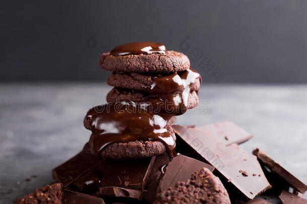 巧克力饼干，融化的巧克力和幻灯片巧克力