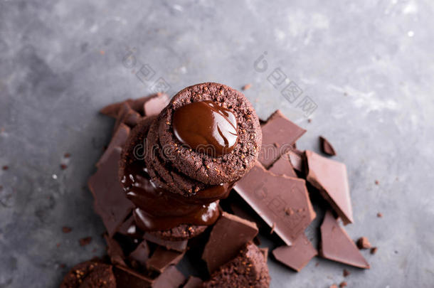 巧克力饼干，融化的巧克力和幻灯片巧克力
