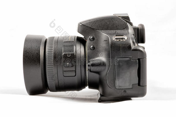 黑色无品牌DSLR相机隔离在白色背景上