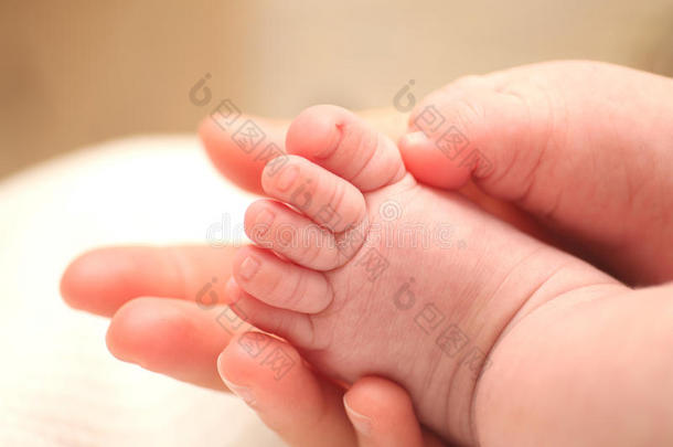 宝贝背景赤脚的身体出生