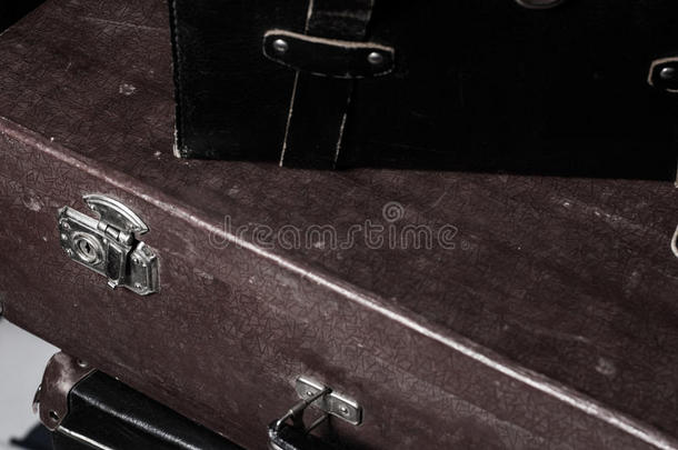 一个手提箱旅行者铁锁古董袋的特写