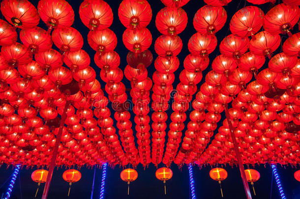 中国红灯笼晚上挂在街上装饰在中国唐人街，拉查布里，泰国