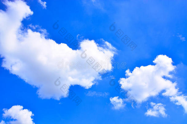 蓝天和云的背景。