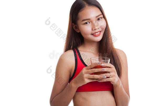 美丽健康的亚洲女孩<strong>西红</strong>柿汁。