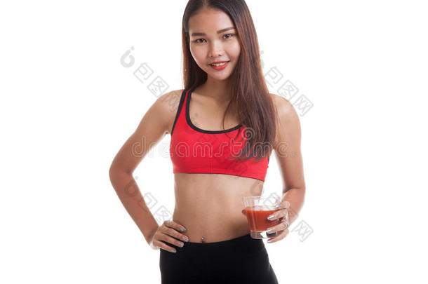 美丽健康的亚洲女孩西红柿汁。