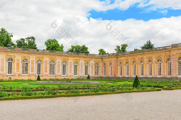 宏伟的Trianon-小的粉红色大理石和斑岩宫殿与令人愉快的花园。 凡尔赛宫。