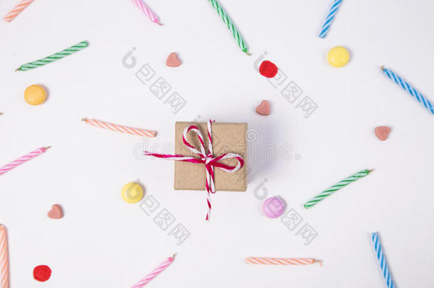 带有蜡烛和糖果的<strong>礼品</strong>盒，用于粉<strong>红色背景</strong>的生日礼物。