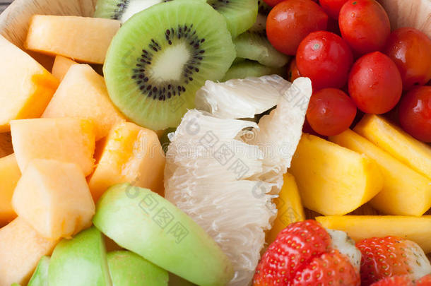 一组五颜六色的水果沙拉，健康的饮食和节食的食物，保健的概念。