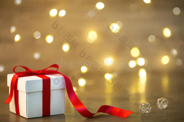 布克上的礼品盒。 红色丝带。 情人节礼品盒。 散焦。
