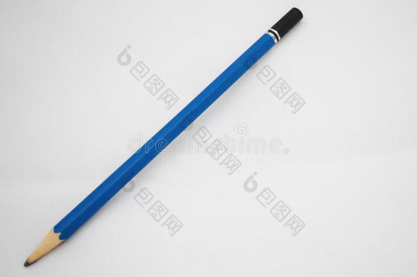白色<strong>背景</strong>上的蓝色和黑色铅笔。