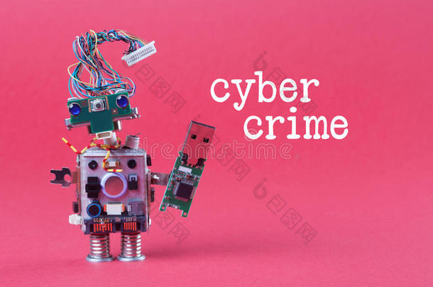 网络犯罪和数据黑客概念。 复古机器人与USB闪存棒，时尚的电脑人物蓝眼睛头