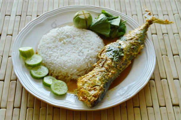 用辛辣姜黄酱煮鲭鱼，吃米饭和蔬菜