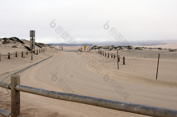瓜达卢佩-尼波莫，加州，美国-2014年10月8日：沙丘和一条街道在国家公园内的CA沿