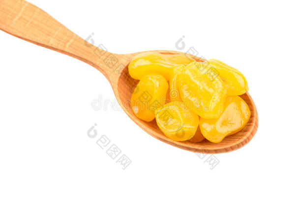 用勺子烘干黄色的金橘