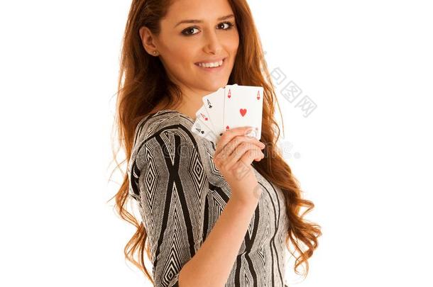 漂亮的黑发女人拿着四个王牌作为扑克游戏的标志，g