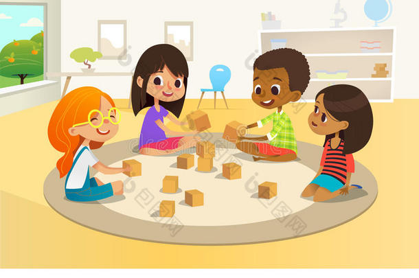 孩子们坐在<strong>幼儿园教室</strong>的圆形地毯上，玩木制玩具积木，笑。 学习