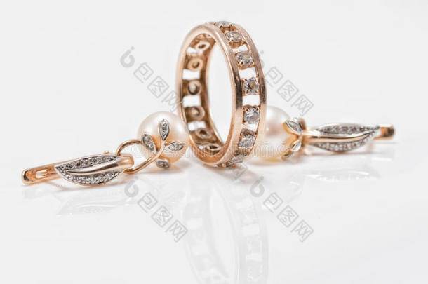 优雅的<strong>金色</strong>耳环，<strong>珍珠</strong>和一个小d的厚实的戒指