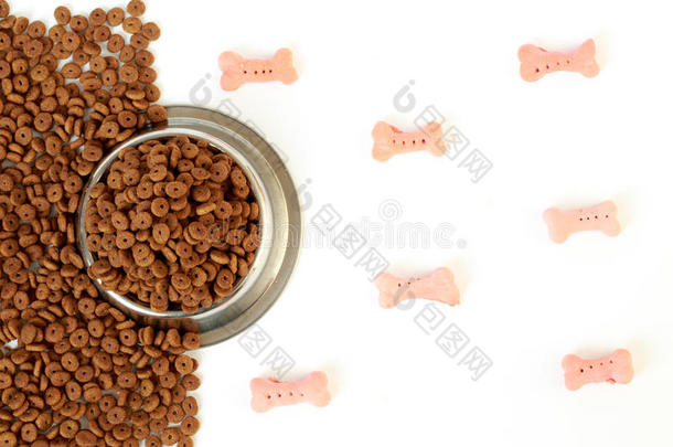 狗碗与宠物饲料的一半白色背景和分散的干粮