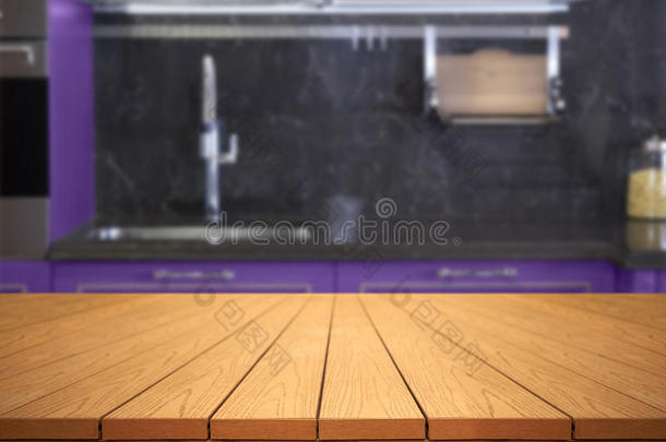 厨房上的空木桌