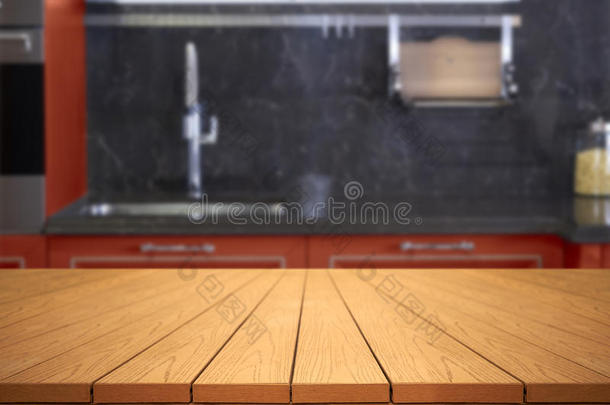厨房上的空木桌