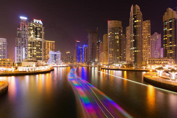 在阿拉伯联合酋长国迪拜豪华城市建造新的现代摩天大楼