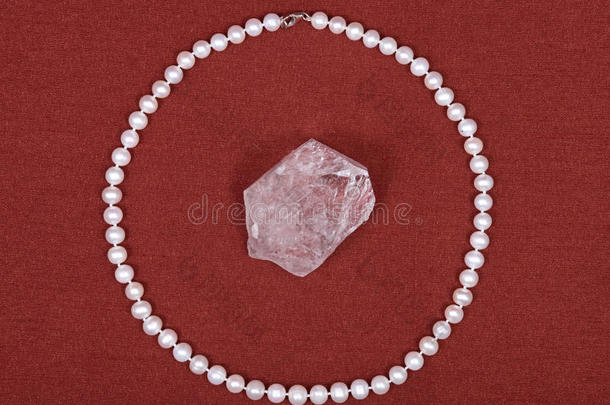 淡水白色珍珠项链和水晶石英宝石