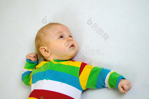 穿着条纹西装<strong>的婴儿</strong>躺在一条轻<strong>毯子上</strong>