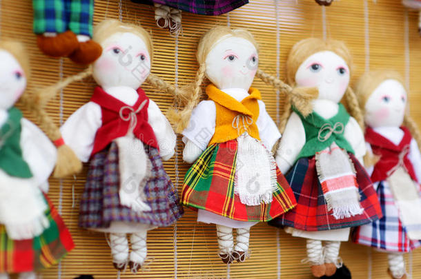 可爱的手工布<strong>娃娃娃娃</strong>出售在复活节市场在维尔纽斯，立陶宛