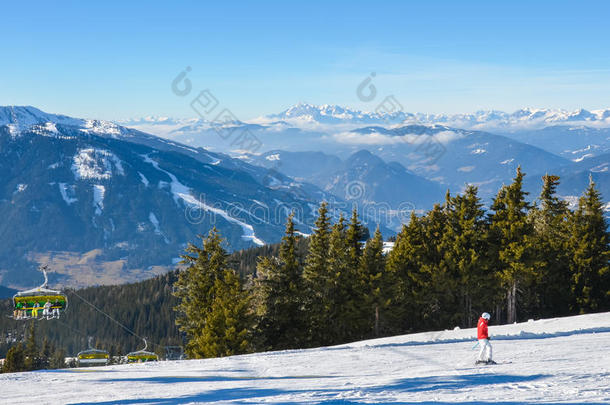冬天白雪覆盖的山和滑雪坡的美丽景色