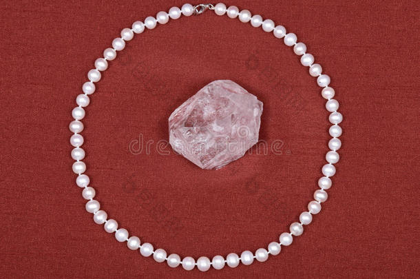 淡水白色珍珠项链和水<strong>晶石</strong>英宝石