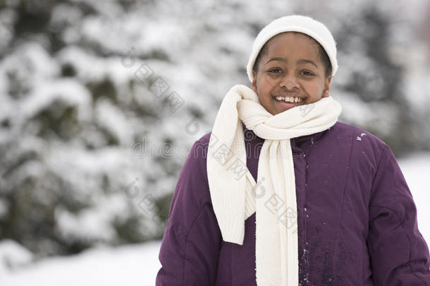 在雪地里微笑的非洲裔美国小女孩。