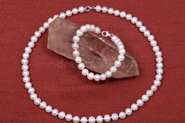 淡水白色珍珠项链和水晶石英宝石