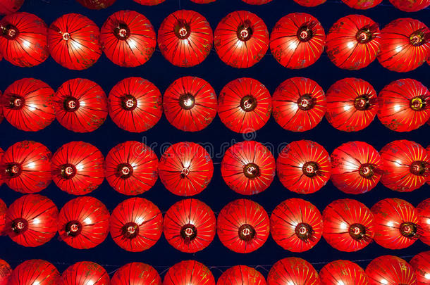中国红灯笼晚上挂在街上装饰在中国唐人街，拉查布里，泰国