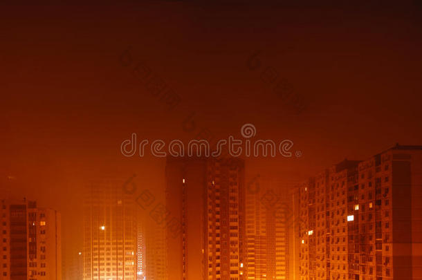 橙色雾中的城市景观，夜晚，户外