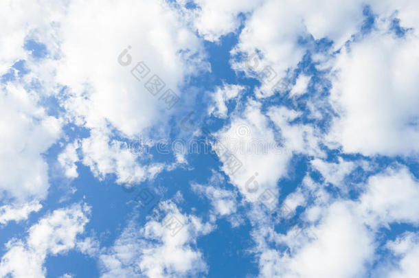 多云的天空和晴朗的天空云背景