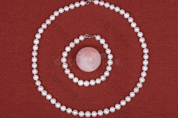 淡水珍珠项链和粉红色玫瑰石英球