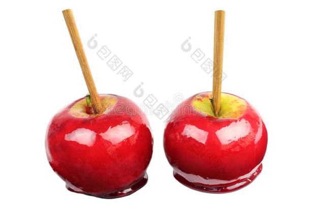 糖果苹果涂有颗粒状的糖，在白色背景上分离。