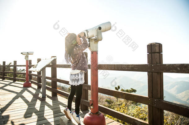 一个韩国小女孩在天文台看望远镜
