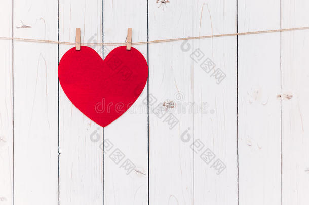 空白的红心挂在白色的木头上，有情人节的空间