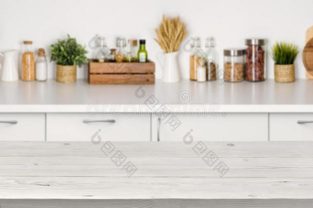 空木桌，厨房长凳内部的Bokeh图像