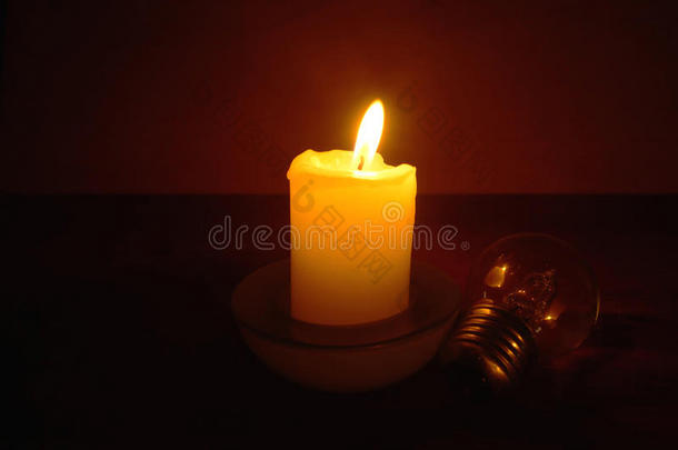 当电丢失时燃烧蜡烛和灯