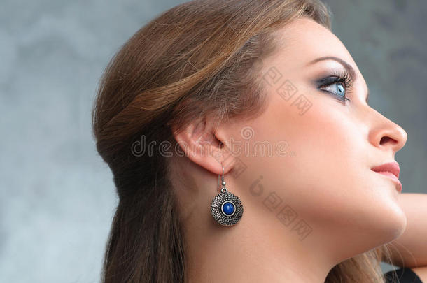 美丽的<strong>模特</strong>黑发，长发和<strong>珠宝</strong>戴耳环
