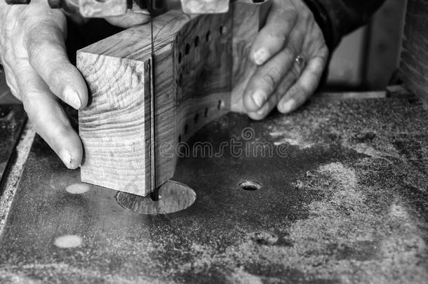 木匠工作场所-木匠工作场所。 用锯子砍木头的人。