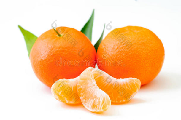 新鲜的橙色水果，叶子分离在白色